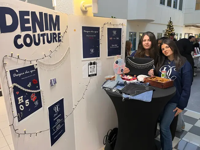 Foto på två tjejer framför sina produkter.