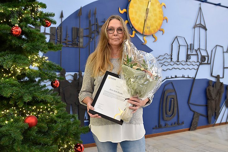 Ann-Sofi Bodin poserar med blommor och diplom.