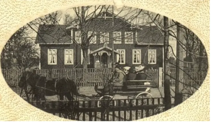 Foto på en gammal byggnad.