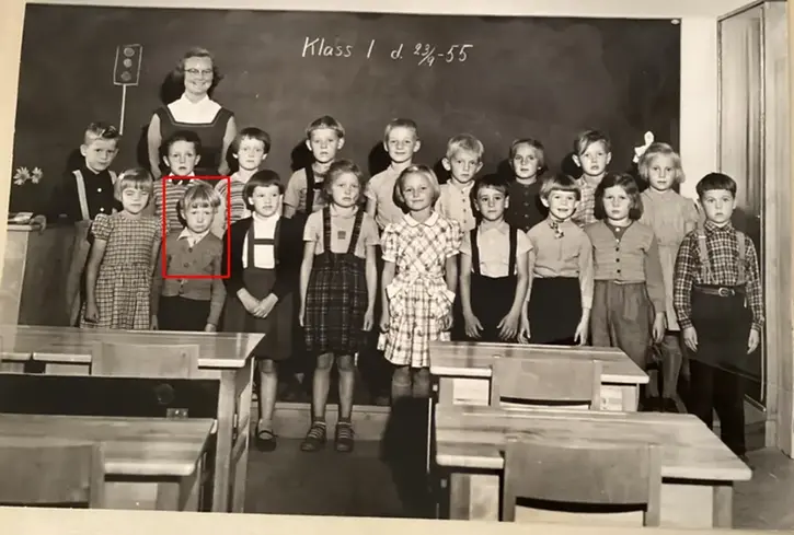 Ett gammaldags, svarvit skofoto på en klass från skolstarten.