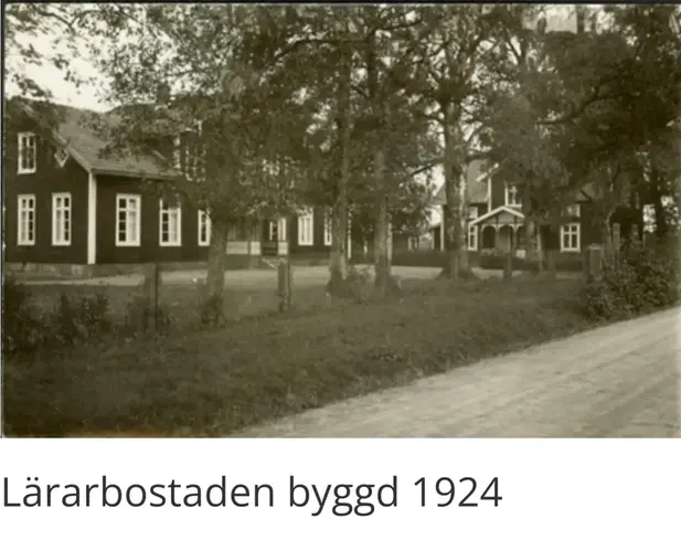 Svartvit foto på två byggnader.