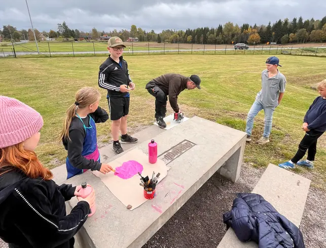 Foto på elever som bygger, en förälder som sågar.
