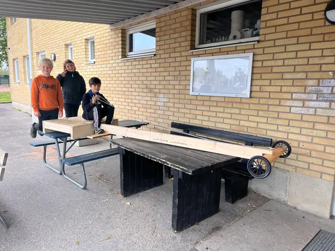 Foto på elever framför sin lådbil.