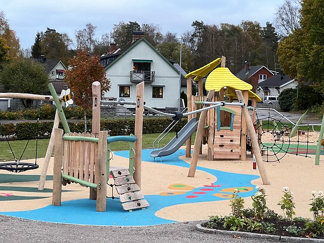 Lekplats med gungor och rutchkana