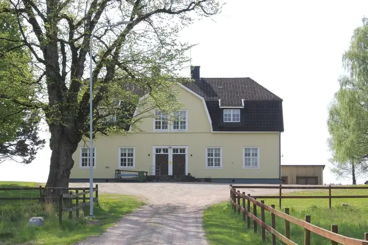 Foto på ett gult hus, gamla ölmestadskolan.