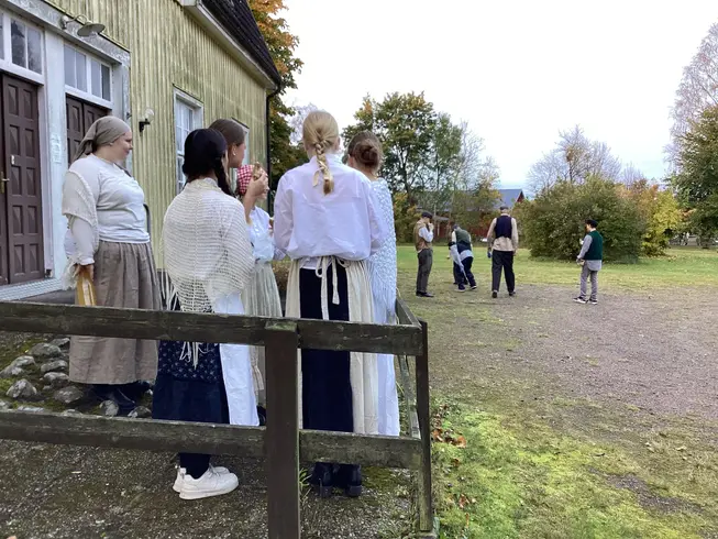 Foto på eleverna ute på rasten.