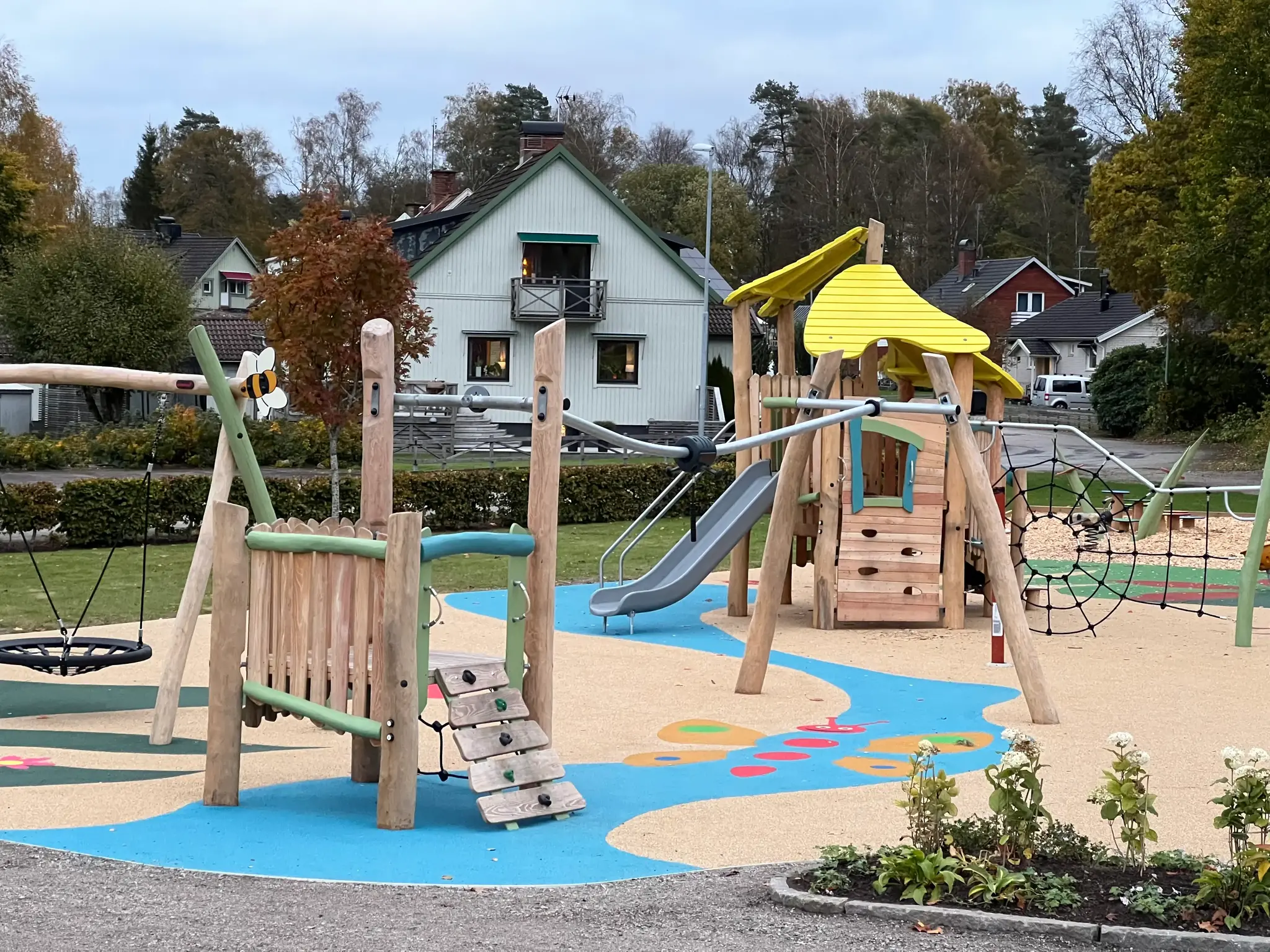 en bild på lekplatsen