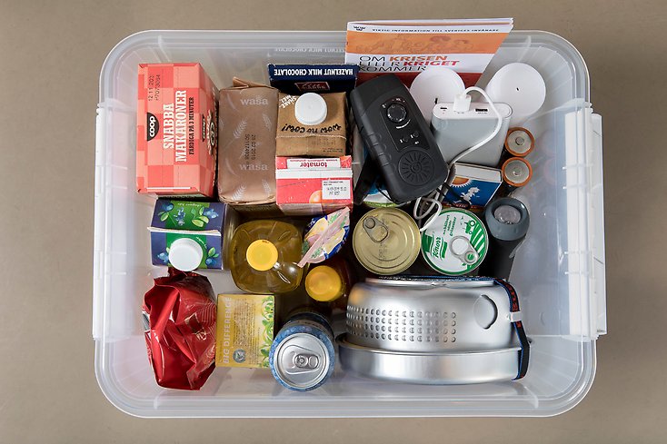 En krislåda med exempelvis vatten, mat, ljus, vevradio och kontanter. 