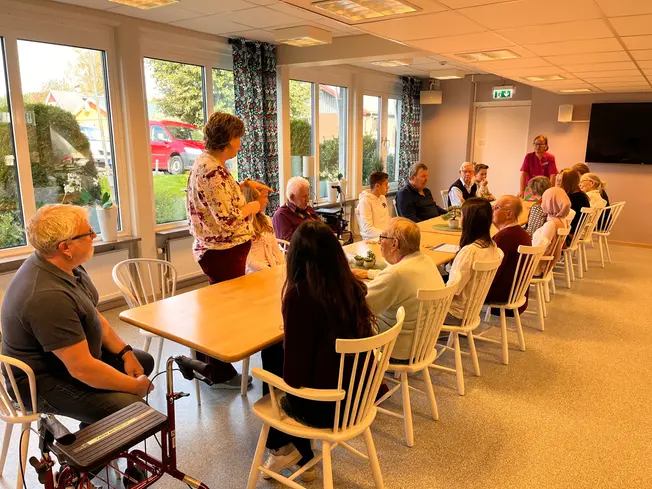 Foto på chefen för Hagagården som står upp och berättar för eleverna om arbetet där.