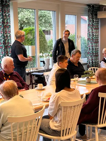 Foto på tvä män som samtalar.