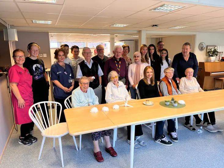 Foto på elever, boende och anställda inom kommunen på en gruppbild.