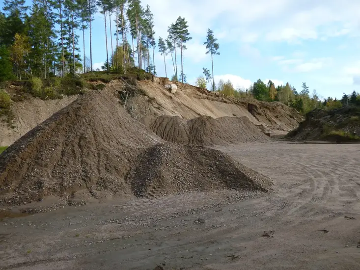 Bild på schaktmassor och stora högar med jord