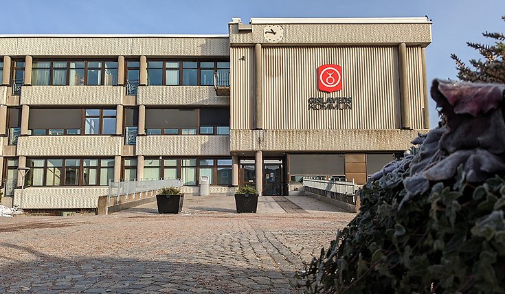 Kommunhuset en solig vinterdag.