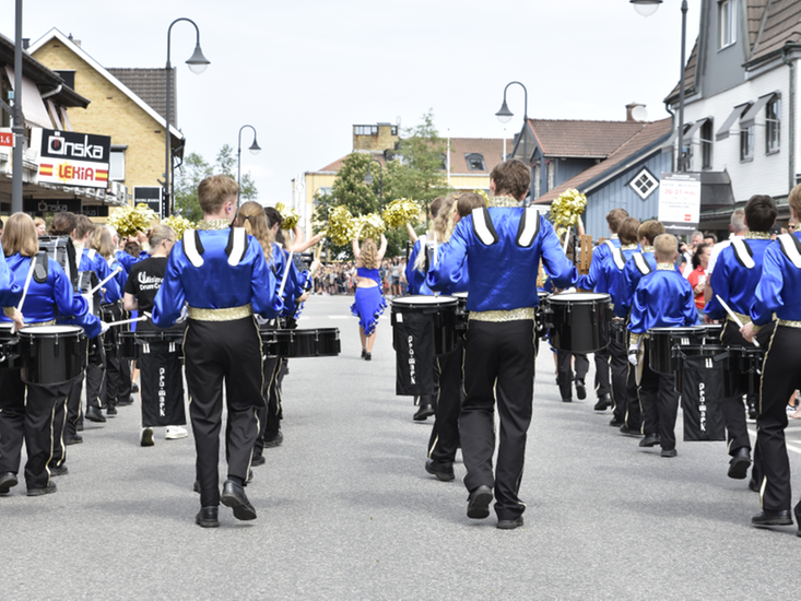 Musikanter och drillflickor på Storgatan under Gisledagarna.