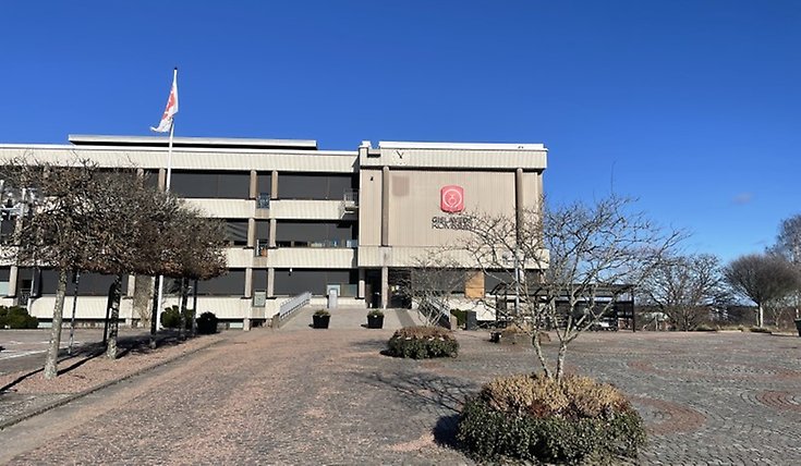 Gislaveds kommunhus en solig vårdag.