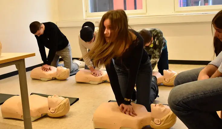 Ungdomar testar hjärt- och lungräddning på övningsdockor.