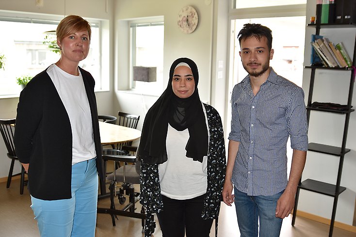 Marie Burghardt, enhetschef tillsammans med sommarvikarierna Mayas Miro och Mansour Sharafi poserar i en gruppbild i ett kök på gruppbostaden Lästgränd i Gislaved.