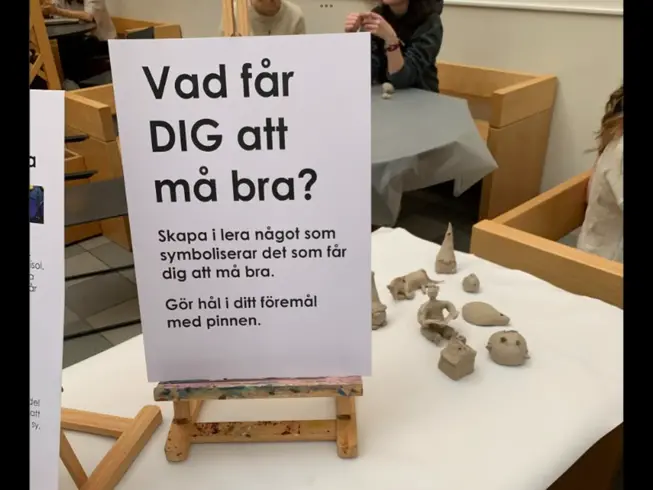 Ett foto på en skylt där det står "Vad får dig att må bra?"