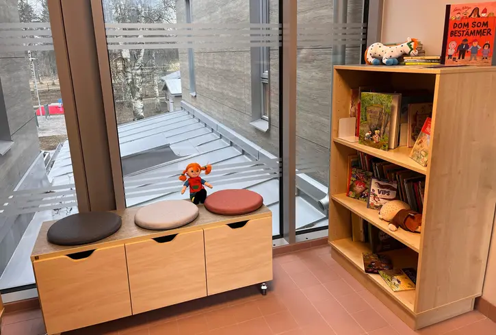 Foto taget ovanifrån på barn som sitter och ritar.