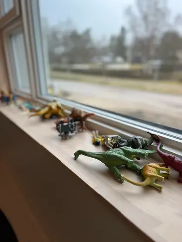 Foto på ett fönster med dinosaurier i.