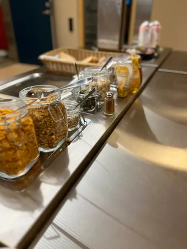 Foto på frukostvagnen oss dess innehåll.
