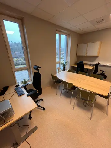Foto på personalens planeringsrum.
