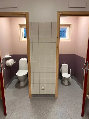 Foto på en stor toalett bredvid en liten.