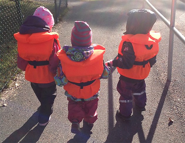 Barn ute på promenad iklädda flytvästar