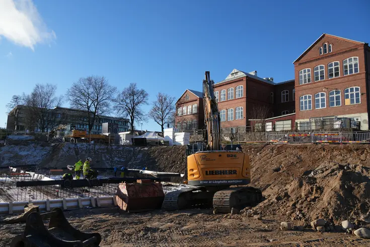 Bild från byggnationen på en grävmaskin och markarbete
