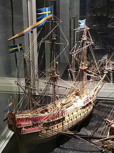 en fartygsmodell med svenska flaggor hissade.