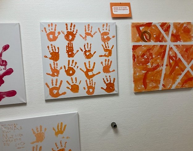 bilder på tavlor målade med händer.