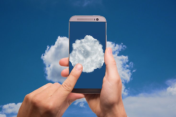 en person som trycker på ett fiktivt moln i en mobil. 