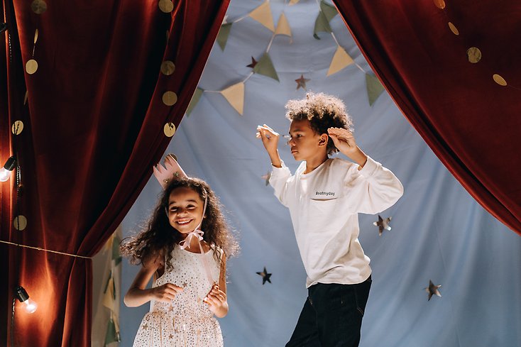 små barn som dansar på en teaterscen.
