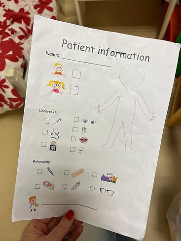 Foto på ett papper som visar vilken patientinforamtion man ska fråga efter i leken.