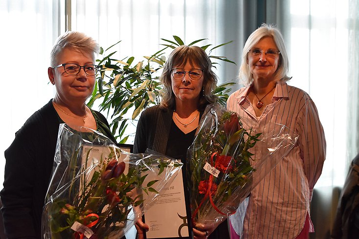 Ylva Samuelsson har precis räckt över diplom och blommor till medarbetarna Marie Svärd och Ann-Therese Hill 